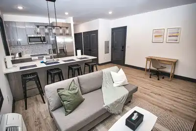 Image de Luxurious and Spacious Apt with King Bed and Free Indoor Parking-20 Min to Nyc