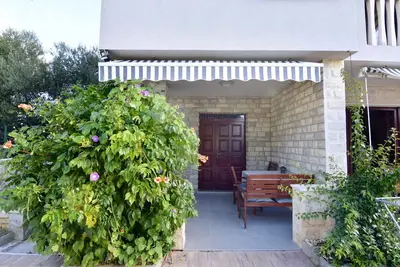 Image de Appartement de vacances pour couples avec terrasse et jardin commun, à quelques pas de la plage