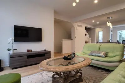 Image de Escape to our chic casita where modern comfort meets serene surroundings.