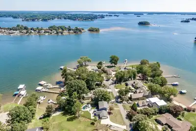 Image de Serene waterfront house on Lake Norman with pool, spa, and private dock