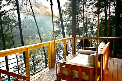 Image de Panoramic Views of Lake and Forest! Two Decks, Hot Tub, Fire Pit, Theater, Dock