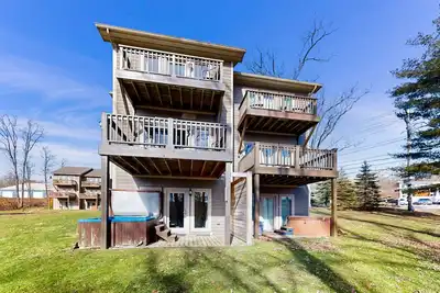 Image de All-season townhome with deck, hot tub, & fireplace - walking distance of slopes