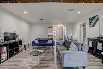 Image de Walk to South Congress. Quiet Home with Large Backyard and Hot Tub.