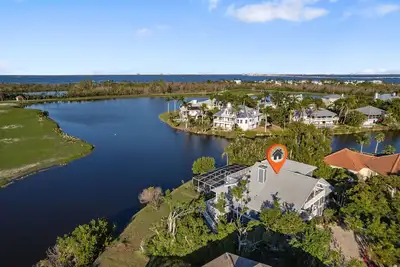 Image de Stunning Cul-de-sac Home on Golf Course with Pool