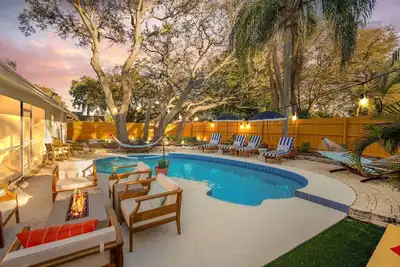 Image de Movie Theater |Bowling + Putt Putt|Resort Yard