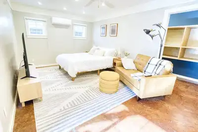 Image de Guesthouse in Friendly, Walkable Neighborhood\n\n