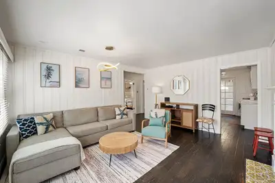 Image de New - Surf Bungalow w/ Hot Tub - Steps from Beach