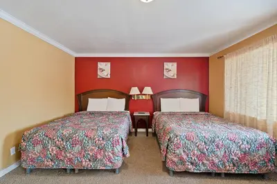 Image de Best Spot For Your Next Trip! Free Parking, Minutes to Flournoy Park