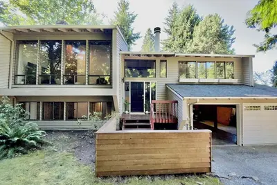 Image de Beautiful Large Home with Fenced Yard in Bellevue