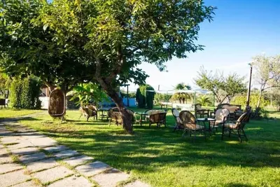 Almond tree. Rustic 7/9 p. country house with pool and garden