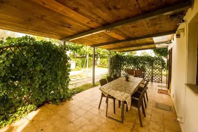 Khaki. Rustic 6/8 p. country house with garden and pool
