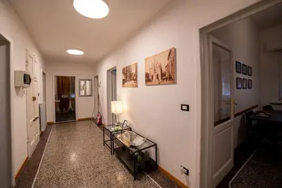 Image de Across the Arno River, air-conditioned and a stone's throw from downtown!