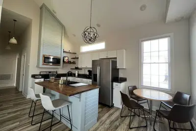 Image de This bungalow is a 2 bedroom(s), 2 bathrooms, located in Gas City, In.
