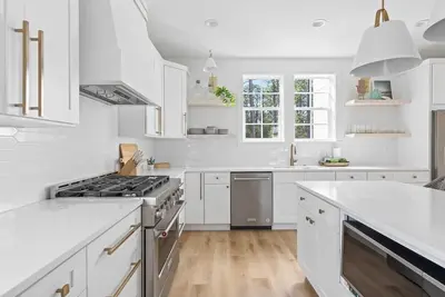 Image de New 4br Home | Pool | Elevator | 8 Bikes