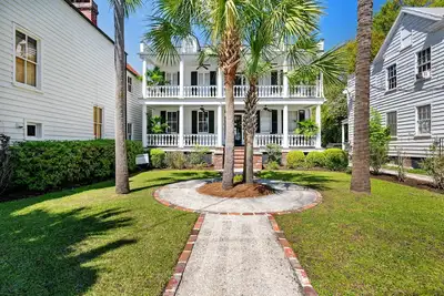Image de Downtown Oasis: Entire Home + Carriage House!