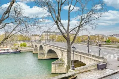 Image de 110m2 a classic luxury home with memorable views of the seine on Quai de Bourbon