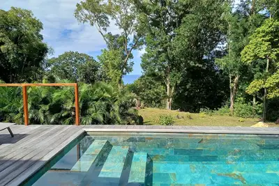 Lodge belle nature, piscine privée, grand jardin. 900m de la plage de grande anse