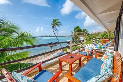 Image de An Akumal Classic! Beachfront condo with Ac and WiFi!