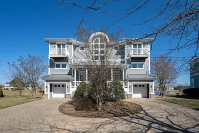 Image de Lots of living space in this single family home in The Peninsula