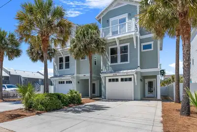 Image de Lazy Beach, Spacious + Shared Pool & 5-Min Walk to the Sand!