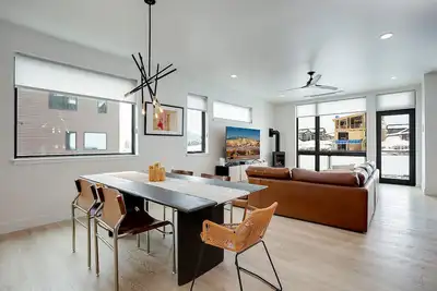 Image de Us1211 | A/C | Modern Interiors | Winter Shuttle | Roof Top Hot Tub