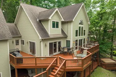 Image de Laurel Cove | Lakefront + Dock & Private Hot Tub!