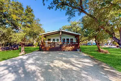Image de Newer home among the trees with great front porch with washer/dryer