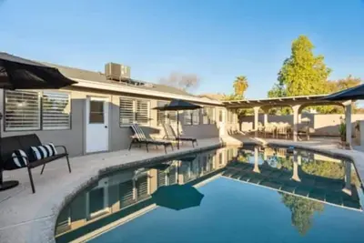 Image de Charming 3 bedroom 2 bathroom newly updated home.