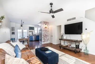 Image de Charming 2-Bed Brownstone in The Heart of New Town