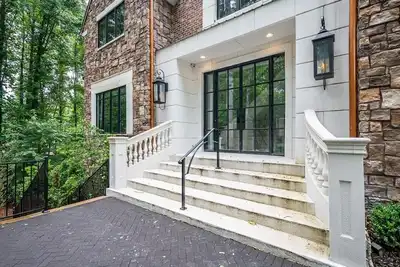 Image de Ekabo Home Adams Mansion ~10k Sqft ~ 6bd/7ba ~15min to Airport