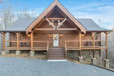Image de Stunning Smokies Cabin: Hot Tub and Deck With View