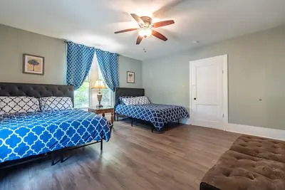 Image de 160 Year Old Remodeled Victorian Home In Mooresville