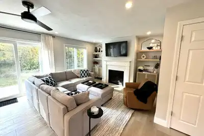 Image de New Townhome, Minutes from Mtn & lakes. Hottub