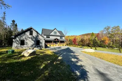 Image de New Chalet mins to Mt with Hot tub