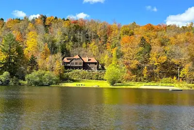 Image de Spectacular 4 Season Home on Spruce Lake