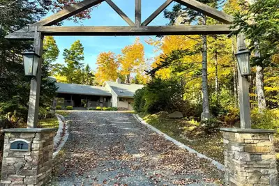 Image de New! Custom Chalet minutes from Mt Snow w/ Hottub