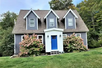 Image de New! Min from Mt & Town. Hot tub, Stream + privacy