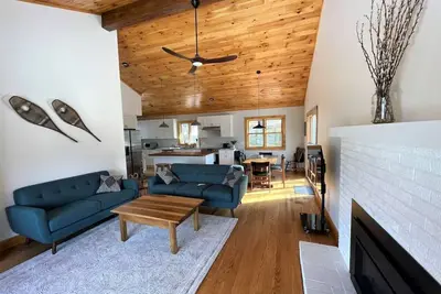 Image de New-Walk to Wilmington, Min from Mt Snow. Hot Tub!