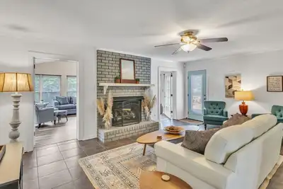 Image de 4br Stay: Pet-Friendly, Sunroom, Fence & Fire Pit
