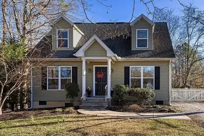 Image de Cozy Cape Cod nestled in the heart of Rock Hall, sleeps 8 with pond view!