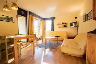 Image de 90m du centre station, 1er étage, vue montagne, balcon, télévision, casier à ski, 35m², La Norma