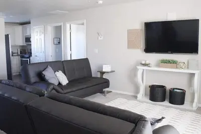 Image de Quiet, Clean 1 Br Apt. Perfect getaway for 2. Close to shopping, movies, etc