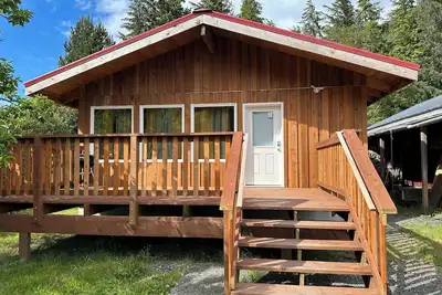 Image de Nestled At the Top of two famous Totem pole Parks\nEnjoyable, comfortable house