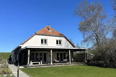Image de Ruime Boerderij in Prachtige Natuur Naast Werk aan het Spoel aan de Lek