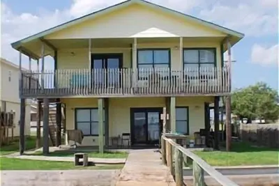 Image de 736 North Shore - Quaint Home on the Water!