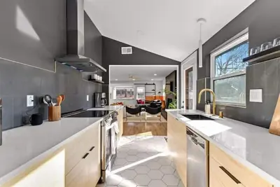 Image de The Medium Black Cottage