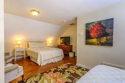Image de Friends and Family room with 2 queen beds, sitting area with full service breakfast included