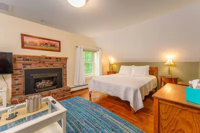 Image de Deluxe Suite with Queen Bed, Full Sofa Bed, Fireplace, Refrigerator, Coffee Maker, Microwave