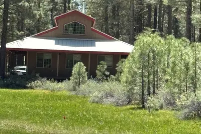 Image de Cozy Cabin with wrap around porch. Walking distance to Chalet View Lodge.