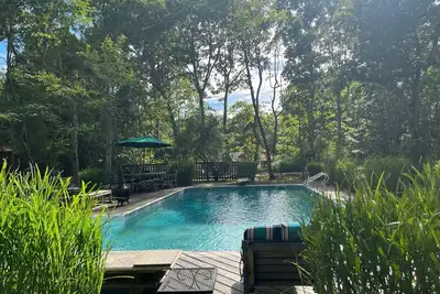 Image de Wake up in the trees and walk to the beach! Chef's kitchen, pool, large decks!